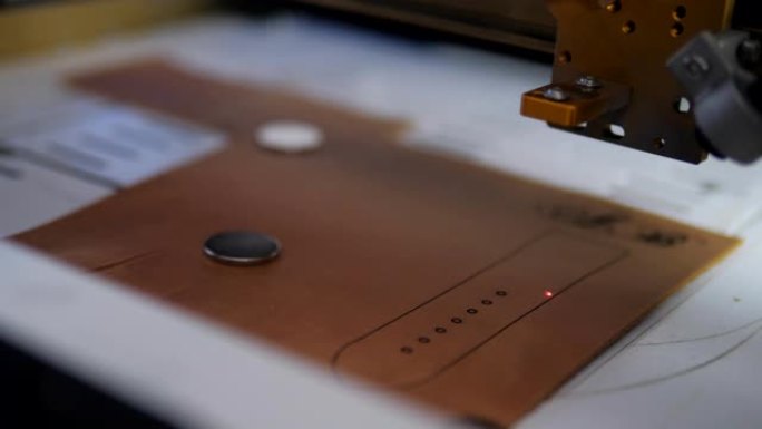 激光机切割表带是用皮革制成的制革厂的工件。