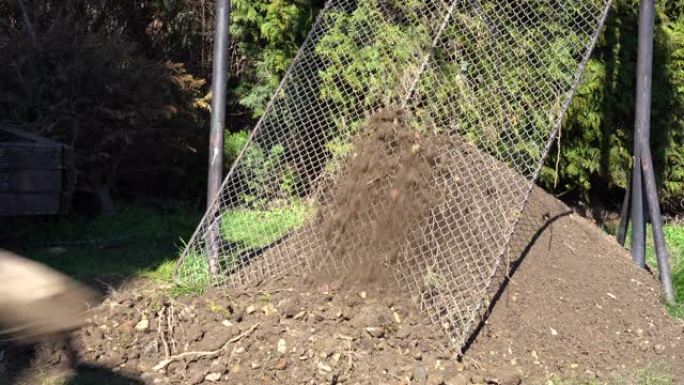 通过筛子筛分土壤以清除结块和石头。用筛子铲土，从堆肥中分离出大颗粒。在花园里辛勤的手工工作