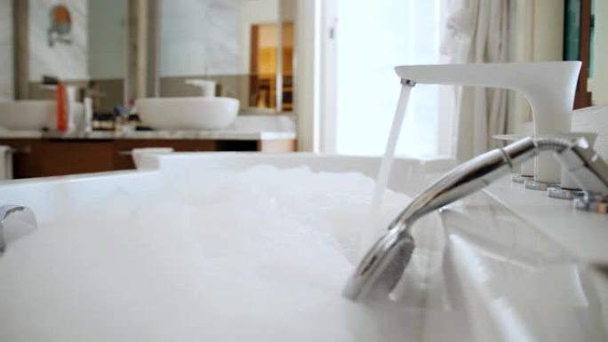 一个现代化的浴室，有一个大浴缸，里面可以拨水。浴室里有泡沫。