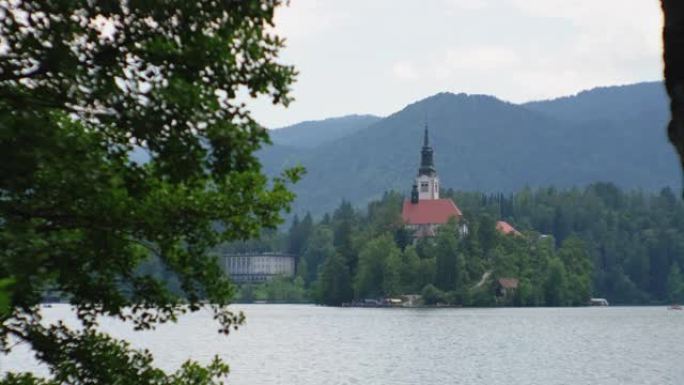 斯洛文尼亚岛上有布莱德湖和教堂的景观