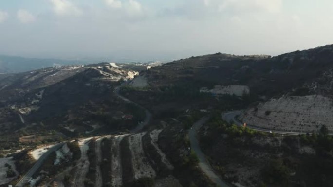 在塞浦路斯Troodos山区景观上方的无人机上进行空中飞行