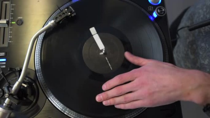 专业DJ在制作工作室混合模拟黑胶唱片。艺人在派对上手纺圆音乐唱片