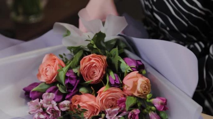 专业花店正在包装一束鲜花。国际妇女节的美丽花束