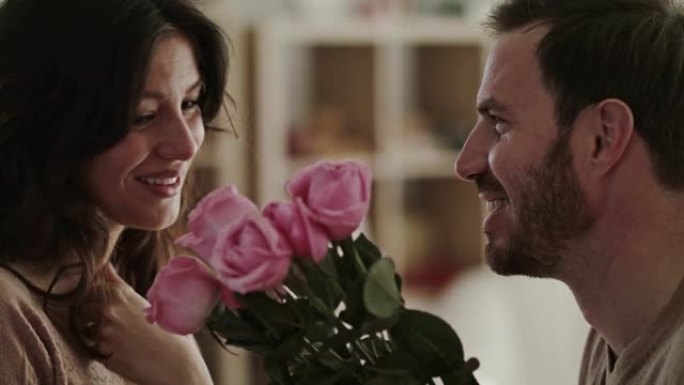 丈夫在情人节用一束玫瑰给妻子惊喜
