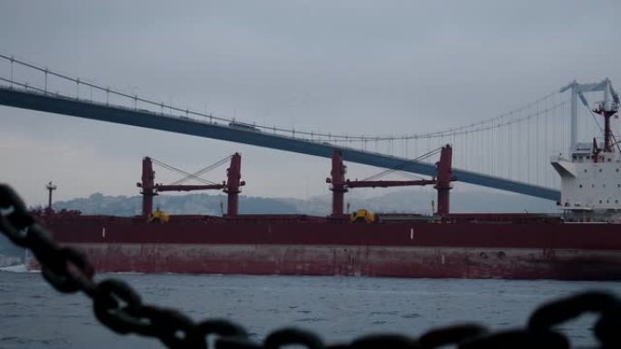 出现在链条后面的货船穿过博斯普鲁斯海峡。