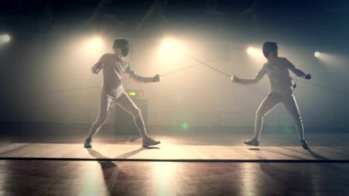 两名击剑运动员决斗的镜头。两名专业击剑手在花剑搏斗中表现出精湛的剑术。击剑训练。慢动作在ARRI A