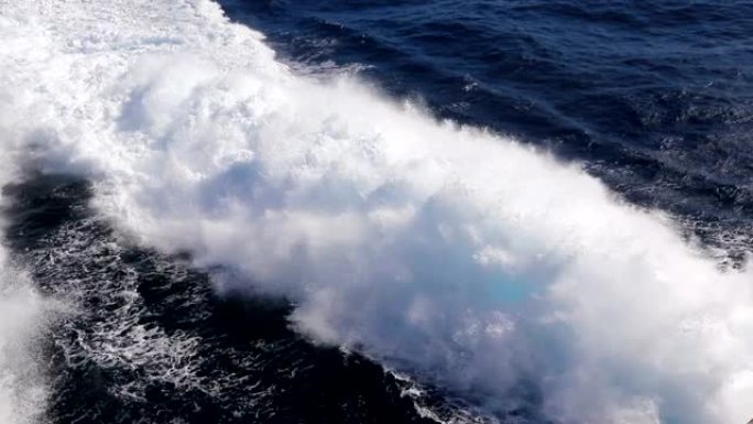 大西洋一艘渡船后面的水迹泡沫