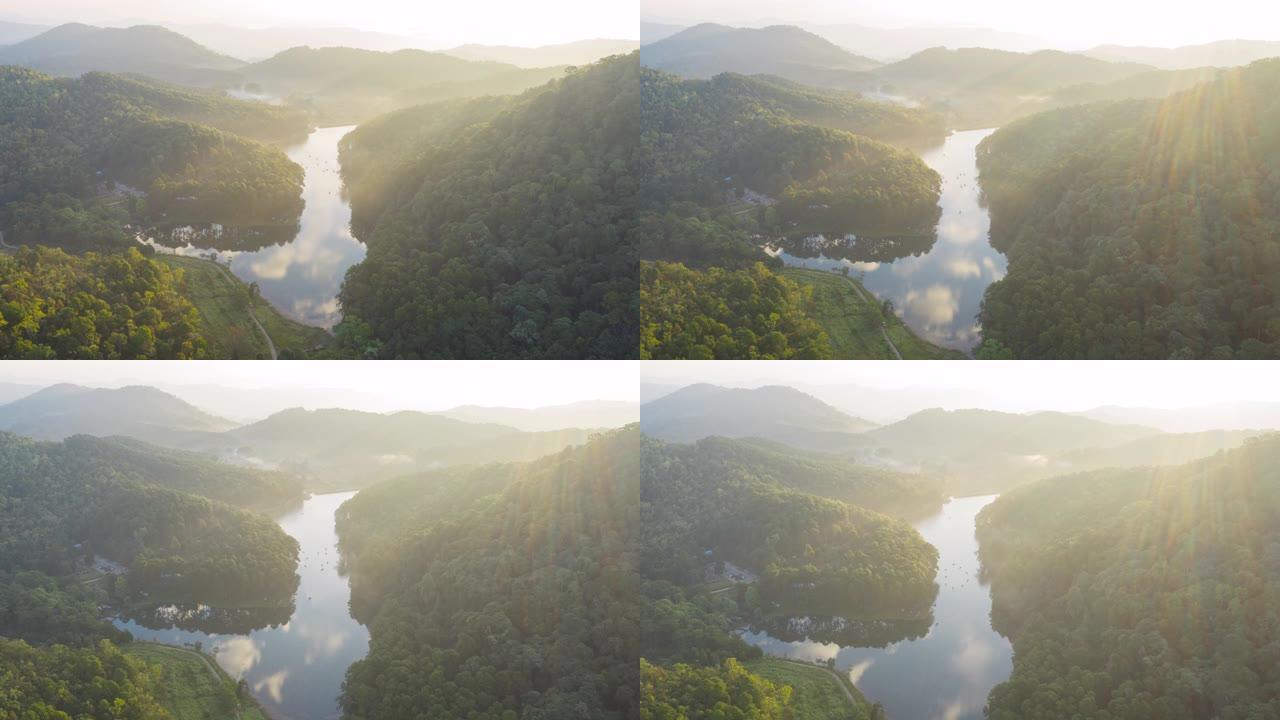 湄洪山的庞湖和松林