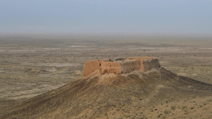 乌兹别克斯坦阿亚兹卡拉2号堡垒的废弃废墟