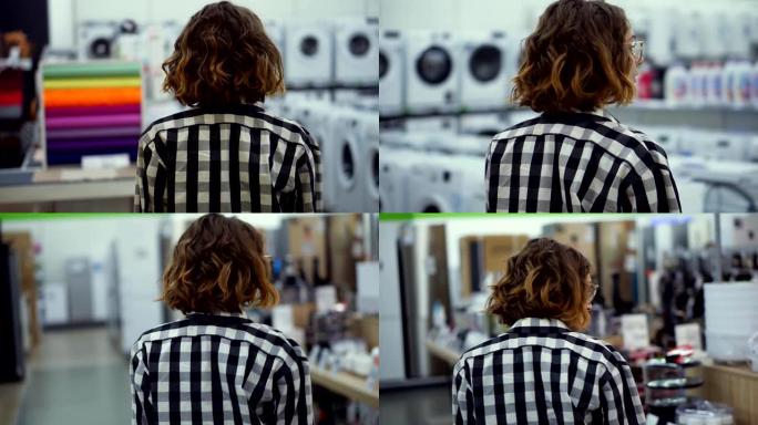 追踪一个穿着格子衬衫短发的女孩在超市里找东西的罕见镜头。模糊的背景