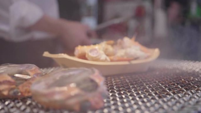 日本街头食品市场的烤海鲜蟹腿