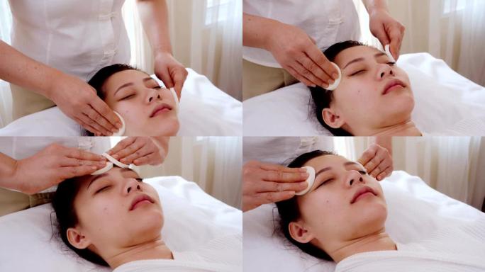 亚洲女性在接受面部清洁护理时放松身心