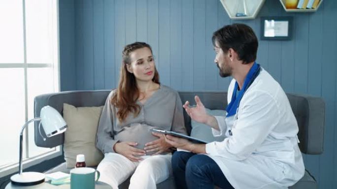 近距离观察孕妇在产前室听取医生的建议。