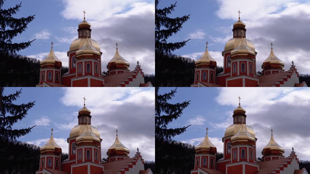 喀尔巴阡山脉上金色圆顶的乌克兰教堂