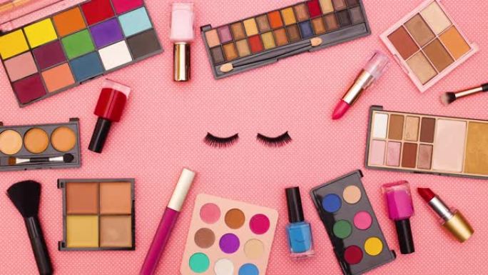 化妆产品在粉红色背景上移动，带睫毛-停止运动