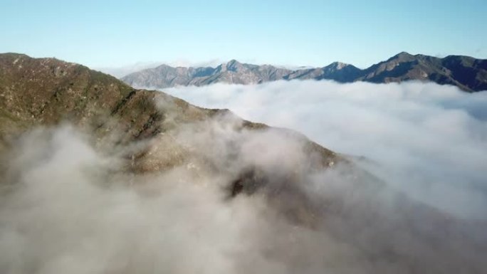 日出时在大苏尔荒野的山顶上空飞行