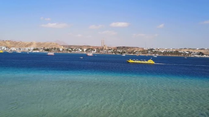 黄色旅游船皇家海景航行在沙姆沙伊赫老城的背景下，红海的玛雅湾 (18)