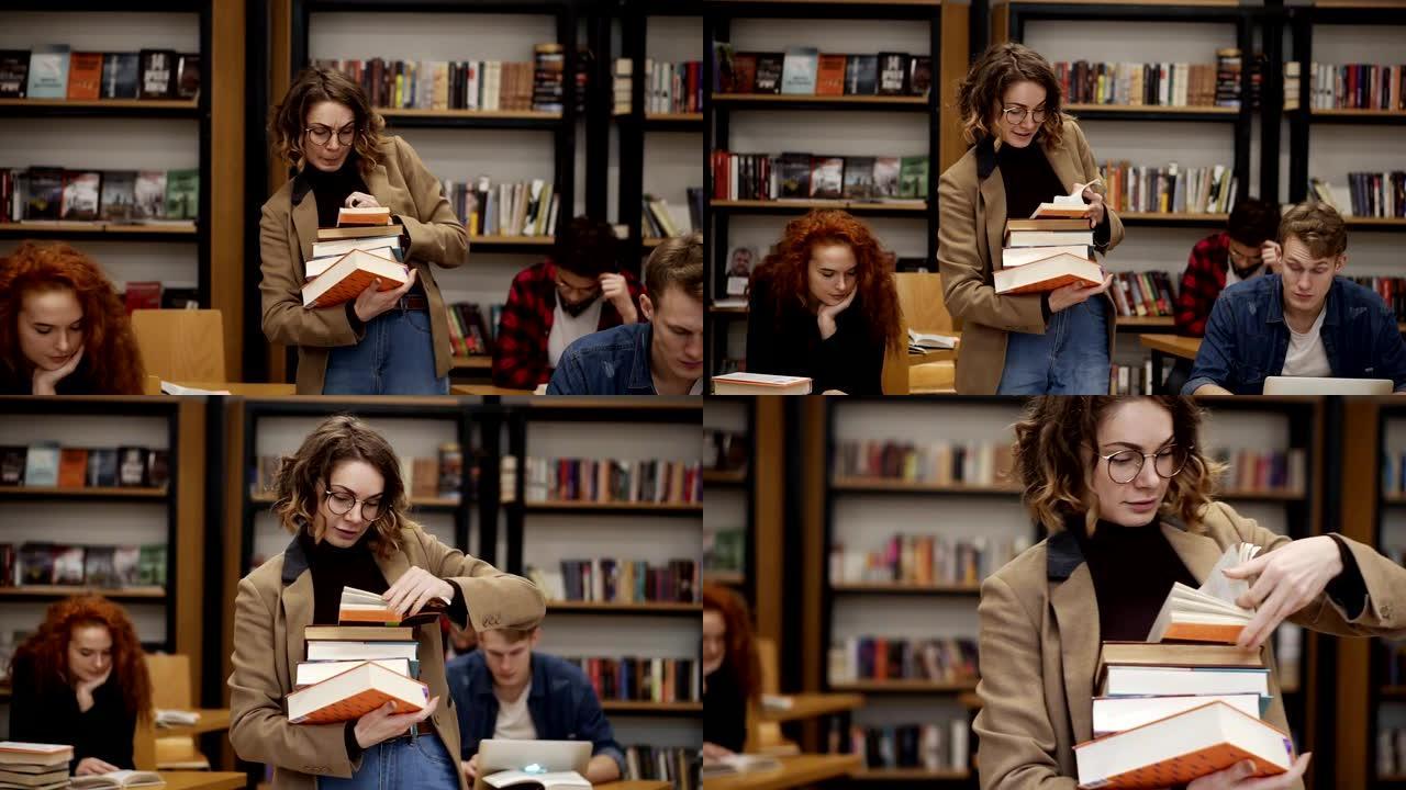 一个穿着棕色夹克和眼镜的女孩的慢动作镜头，她从书架上拿了一堆书，开始看书。其他学生坐着，在大学、大学