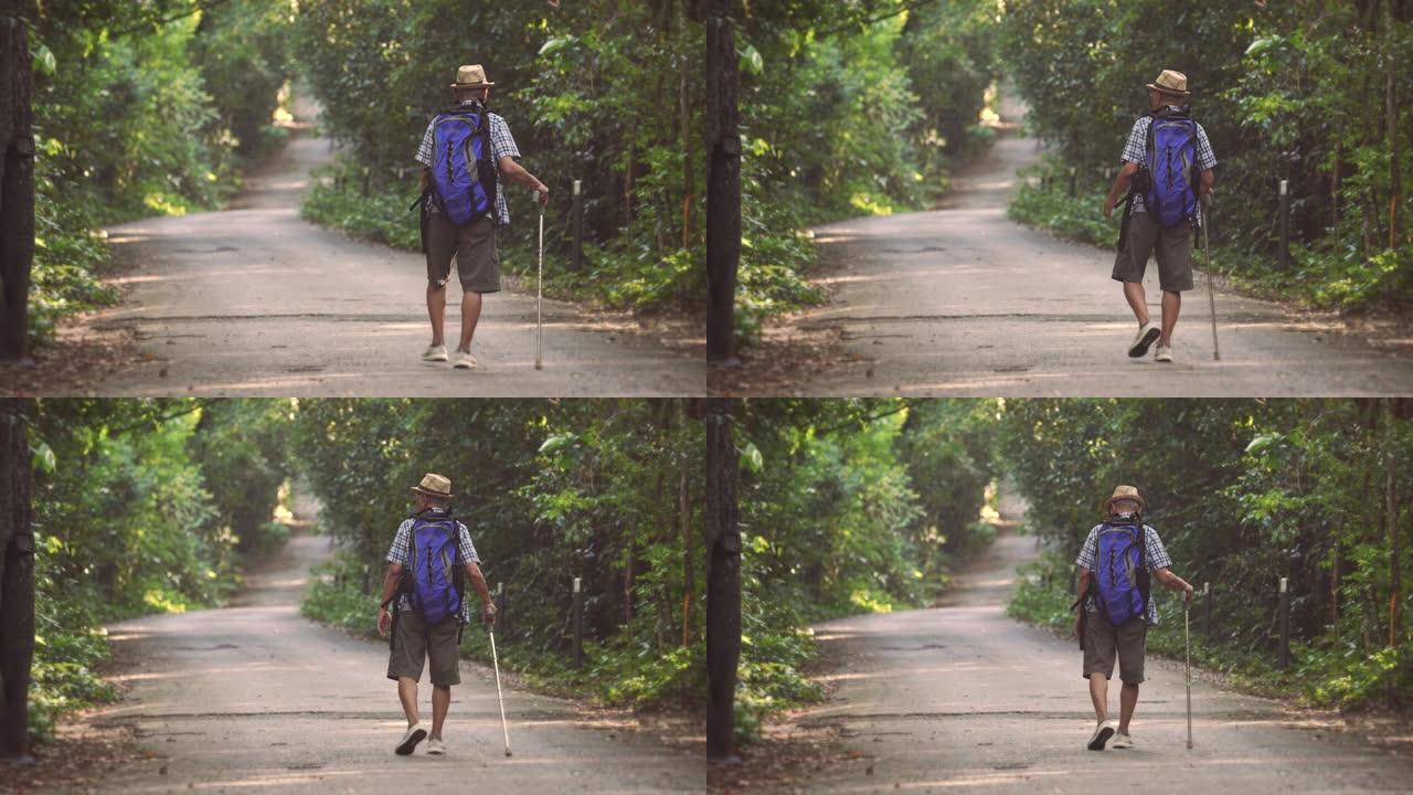 亚洲高级男性走路时的场景，他在假期，放松的时刻，开心快乐。户外自然日常生活的概念
