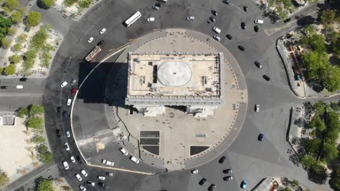 凯旋门位于戴高乐广场，晴天交通繁忙。鸟瞰图。顶视图