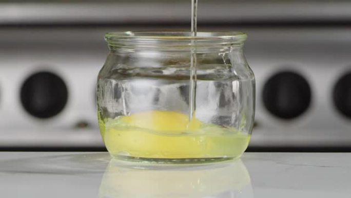 鸡蛋掉进罐子里玻璃罐鸡蛋