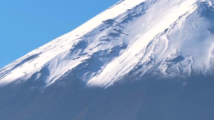 近距离观察日本富士阿尔卑斯山的积雪