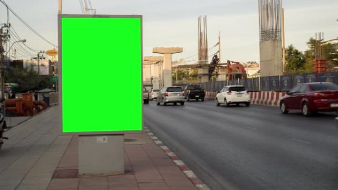 时间流逝，广告牌绿屏城市侧路牌。