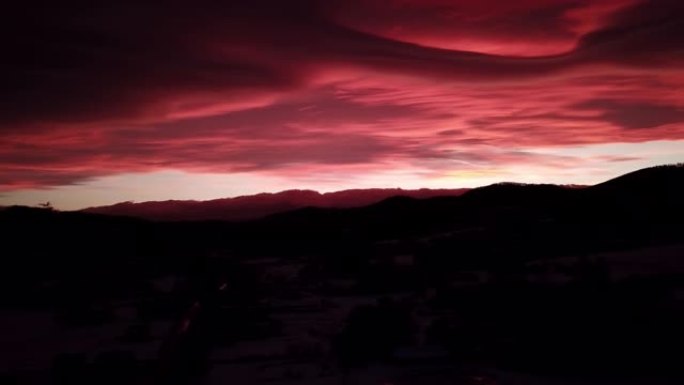 冬季山区戏剧性的红色日落