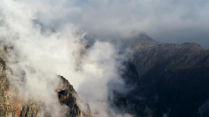 开普敦附近高山上空的云景