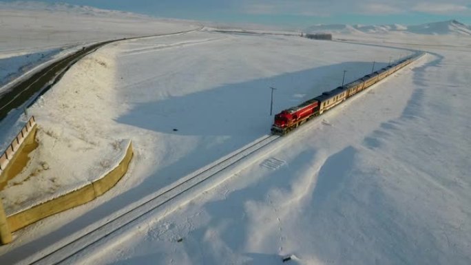 东方快车在下雪的地方的空中拍摄。