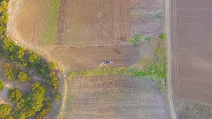 拖拉机耕地。拖拉机耕地的鸟瞰图。农业和农村生活方式