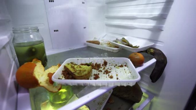 冰箱里剩下的食物。脏冰箱，内部视图。变质的食物。