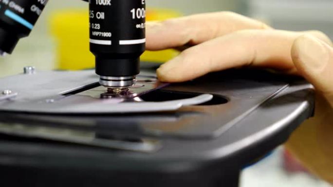 现代显微镜在无菌，明亮的实验室分析细胞样品。微生物学和化学的开创性科学研究发现导致发明。4k镜头