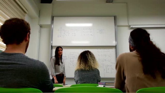 学生在教室学习