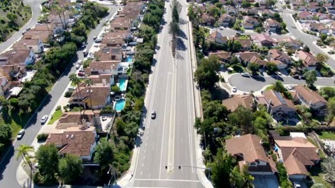 圣地亚哥典型郊区的道路鸟瞰图，大别墅彼此相邻