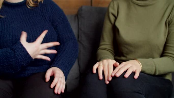 听力受损的女性用手语说话