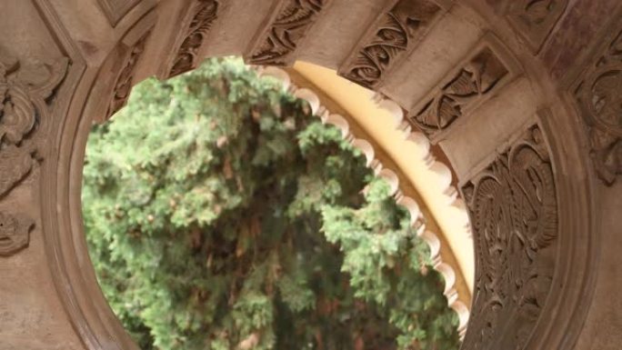 在古老的拱形装饰在穆斯林纳斯里德宫殿，阿尔卡扎巴，马拉加