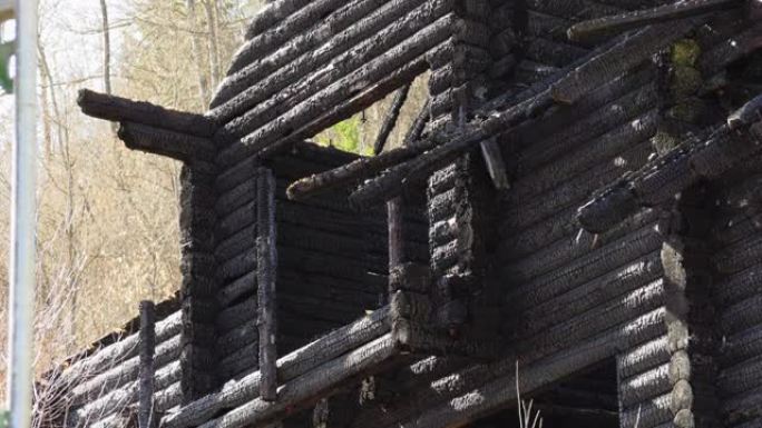 烧焦的木制木屋，烧焦的木头