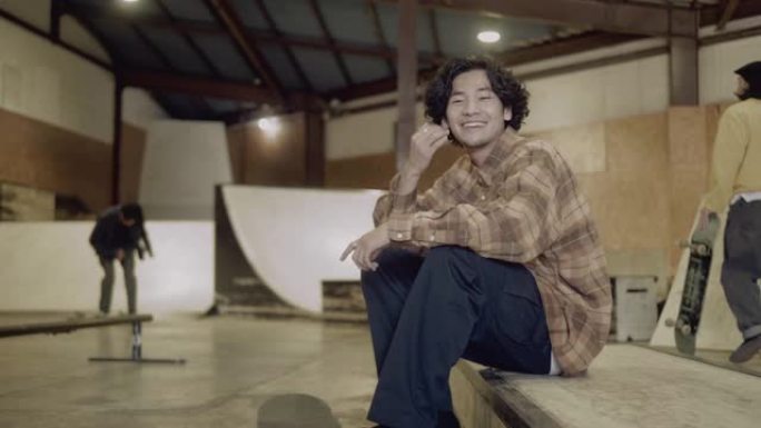 一个年轻的日本男滑板运动员在滑板公园的肖像 (慢动作)