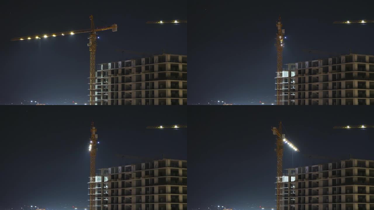 夜间建筑施工。延时。带有照明的建筑工地上的塔式起重机