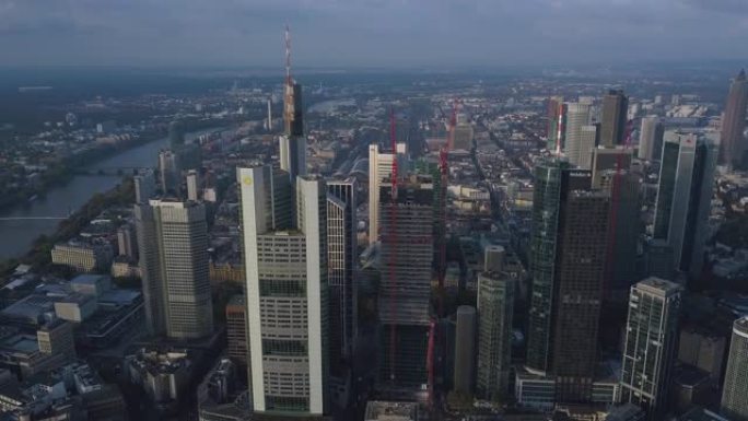 德国河边市中心商业区摩天大楼的鸟瞰图