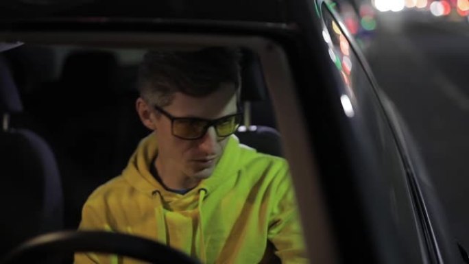 男子司机晚上戴黄色眼镜