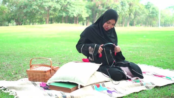 周末，穆斯林孕妇让她的儿子在肚子里听音乐，并从公园的手机中感受到爱