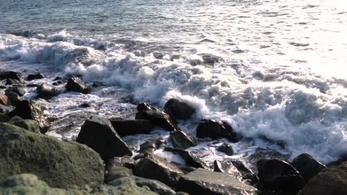 岩石海岸上的波浪。慢动作