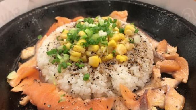 三文鱼在热锅上的米饭上