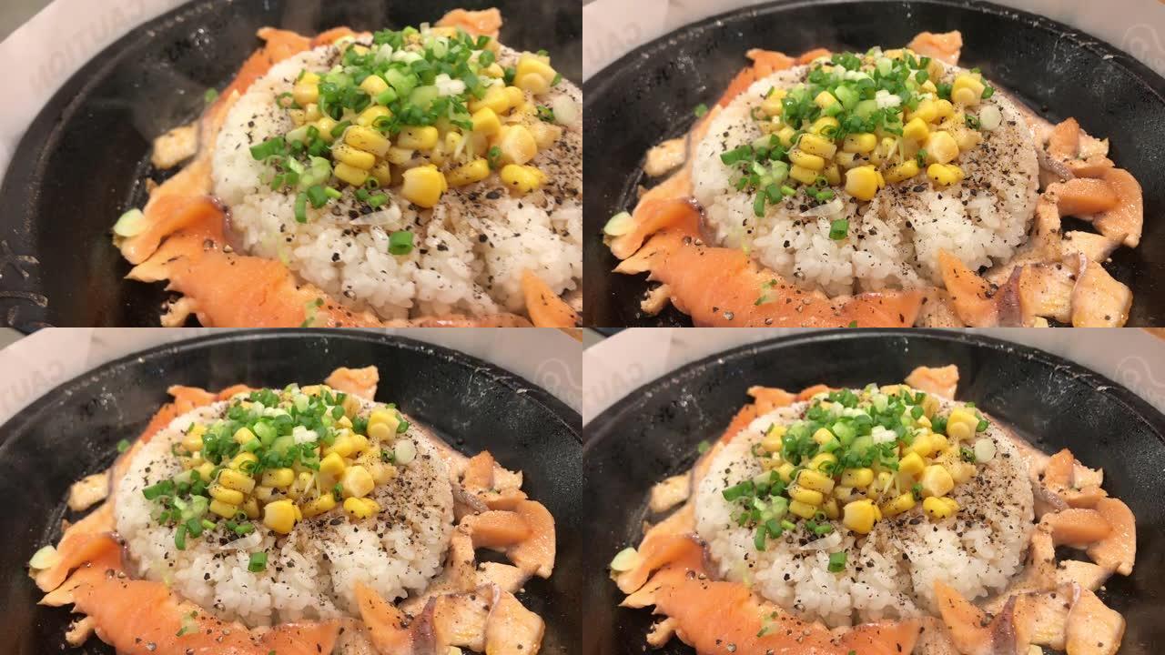 三文鱼在热锅上的米饭上