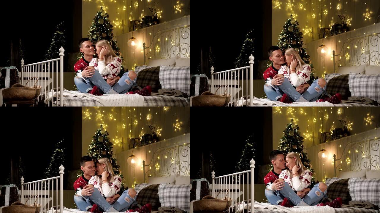 一对相爱的夫妇坐在床上，背景是一棵装饰好的圣诞树。