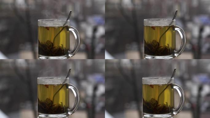 白雪皑皑的城市景观背景上的一杯热茶