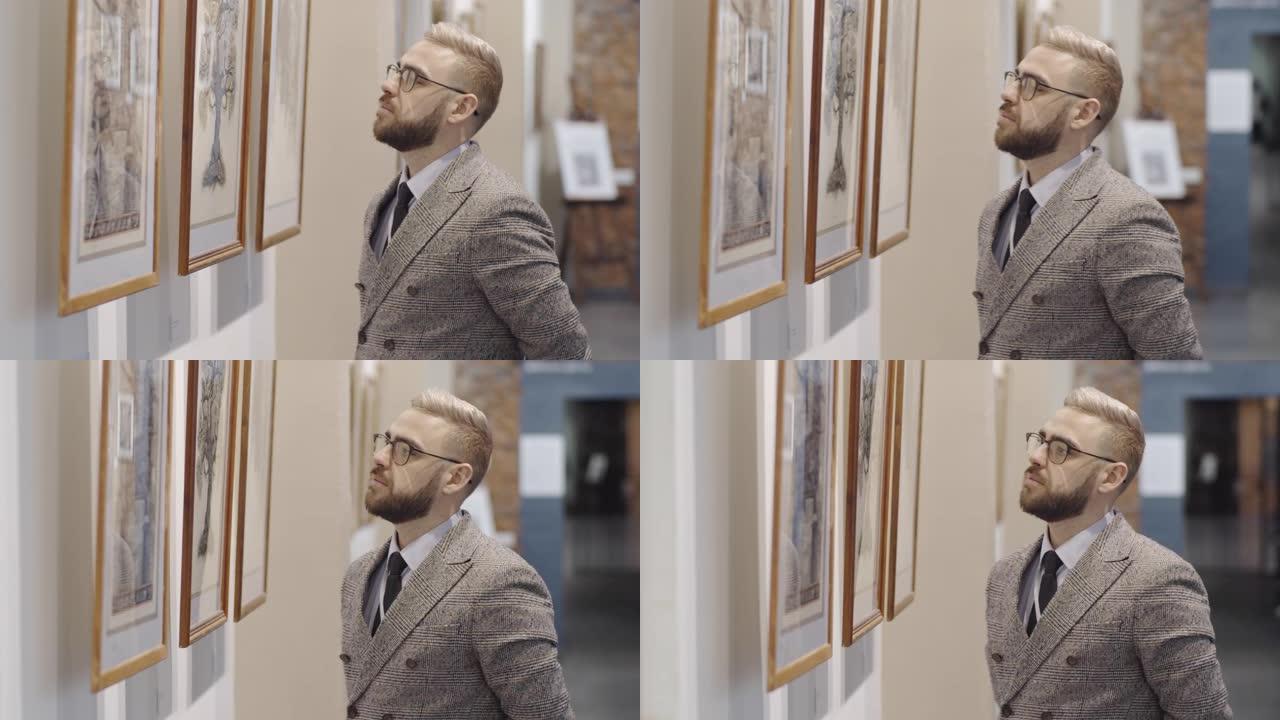 男子在博物馆看艺术品