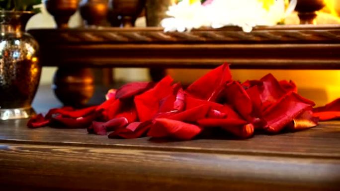 散落在桌子上的红色玫瑰花瓣